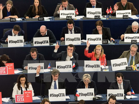 Toàn cảnh phiên bỏ phiếu về CETA của Nghị viện châu Âu ở Strasbourg (Pháp) ngày 15/2.